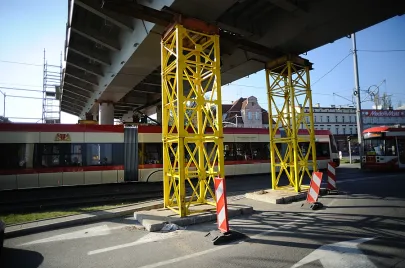 Stalowe elementy III-go etapu montażu elementów estakady nad Al. Grunwaldzką już na swoim miejscu
