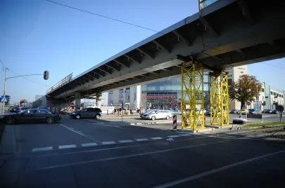 Stalowe elementy III-go etapu montażu elementów estakady nad Al. Grunwaldzką już na swoim miejscu