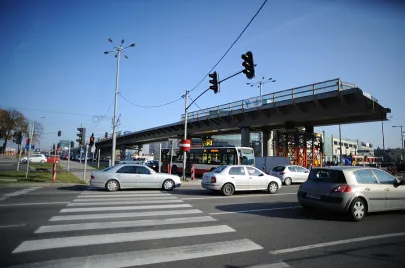 Stalowe elementy III-go etapu montażu elementów estakady nad Al. Grunwaldzką już na swoim miejscu