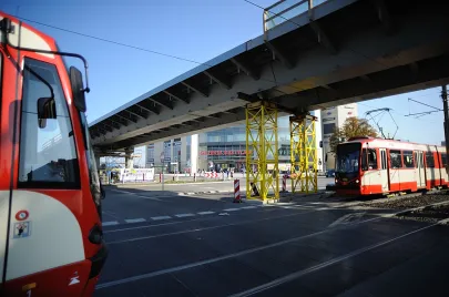 Stalowe elementy III-go etapu montażu elementów estakady nad Al. Grunwaldzką już na swoim miejscu