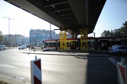 Stalowe elementy III-go etapu montażu elementów estakady nad Al. Grunwaldzką już na swoim miejscu