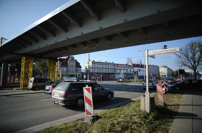 Stalowe elementy III-go etapu montażu elementów estakady nad Al. Grunwaldzką już na swoim miejscu