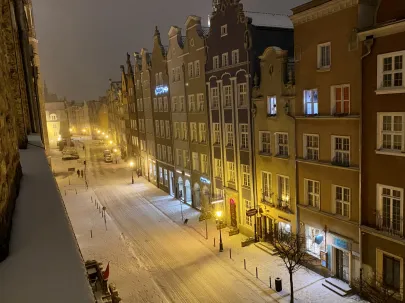 Zaśnieżona ul. Piwna w Gdańsku