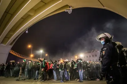 Kibice pod stadionem w czasie meczu Lechia - Zagłębie