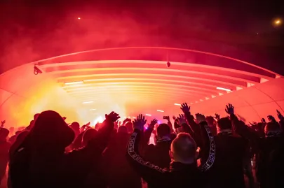 Kibice pod stadionem w czasie meczu Lechia - Zagłębie