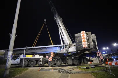 IV etap montażu elementów estakady na Trasie Słowackiego nad Al. Grunwaldzką