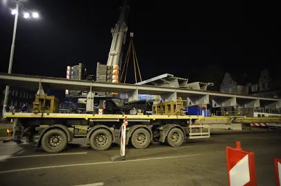 IV etap montażu elementów estakady na Trasie Słowackiego nad Al. Grunwaldzką