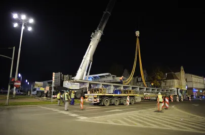 IV etap montażu elementów estakady na Trasie Słowackiego nad Al. Grunwaldzką