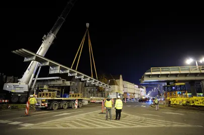 IV etap montażu elementów estakady na Trasie Słowackiego nad Al. Grunwaldzką