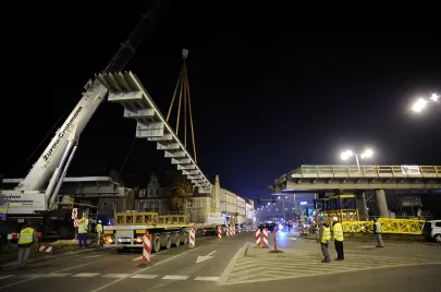 IV etap montażu elementów estakady na Trasie Słowackiego nad Al. Grunwaldzką