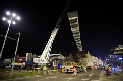 IV etap montażu elementów estakady na Trasie Słowackiego nad Al. Grunwaldzką