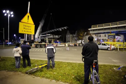 IV etap montażu elementów estakady na Trasie Słowackiego nad Al. Grunwaldzką