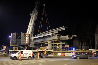 IV etap montażu elementów estakady na Trasie Słowackiego nad Al. Grunwaldzką