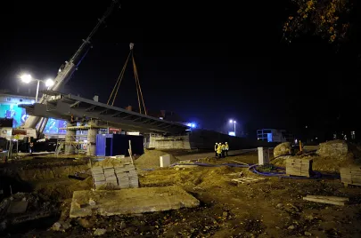IV etap montażu elementów estakady na Trasie Słowackiego nad Al. Grunwaldzką