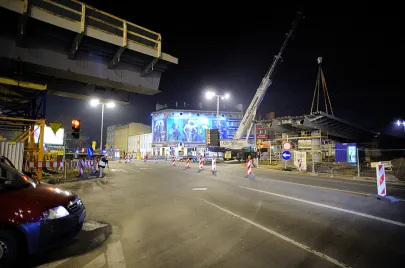 IV etap montażu elementów estakady na Trasie Słowackiego nad Al. Grunwaldzką