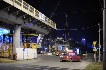 IV etap montażu elementów estakady na Trasie Słowackiego nad Al. Grunwaldzką