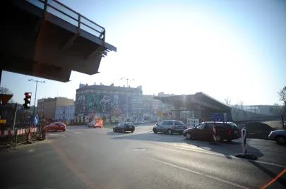 Stalowe elementy IV-go etapu montażu elementów estakady nad Al. Grunwaldzką już na swoim miejscu