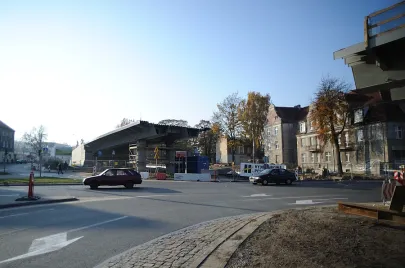 Stalowe elementy IV-go etapu montażu elementów estakady nad Al. Grunwaldzką już na swoim miejscu