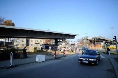 Stalowe elementy IV-go etapu montażu elementów estakady nad Al. Grunwaldzką już na swoim miejscu