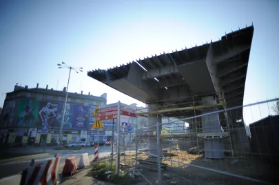 Stalowe elementy IV-go etapu montażu elementów estakady nad Al. Grunwaldzką już na swoim miejscu