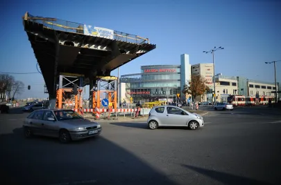 Stalowe elementy IV-go etapu montażu elementów estakady nad Al. Grunwaldzką już na swoim miejscu