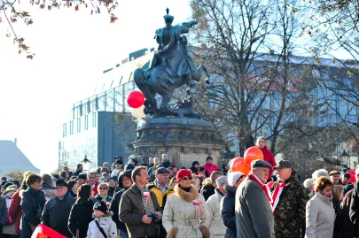 Tłum przy pomniku