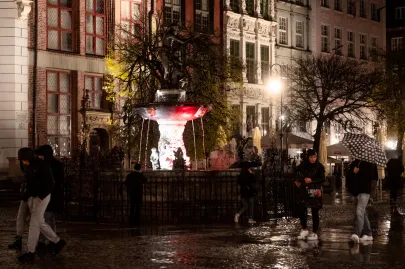 Biało-czerwone pomniki z okazji Święta Flagi w Gdańsku
