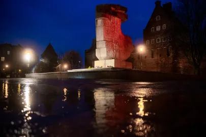 Biało-czerwone pomniki z okazji Święta Flagi w Gdańsku