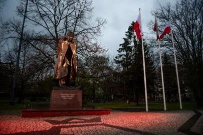 Biało-czerwone pomniki z okazji Święta Flagi w Gdańsku