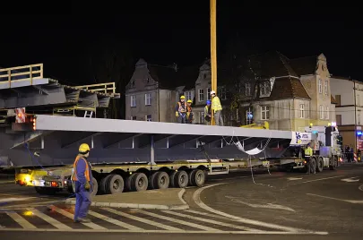 V i zarazem ostatni etap montażu elementów estakady na Trasie Słowackiego nad Al. Grunwaldzką