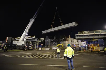 V i zarazem ostatni etap montażu elementów estakady na Trasie Słowackiego nad Al. Grunwaldzką