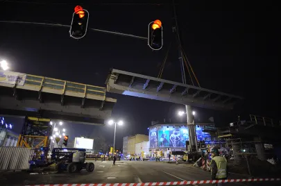 V i zarazem ostatni etap montażu elementów estakady na Trasie Słowackiego nad Al. Grunwaldzką