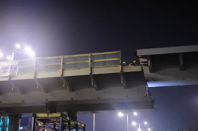 V i zarazem ostatni etap montażu elementów estakady na Trasie Słowackiego nad Al. Grunwaldzką