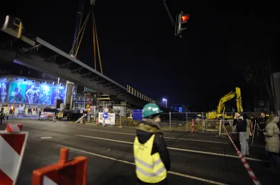 V i zarazem ostatni etap montażu elementów estakady na Trasie Słowackiego nad Al. Grunwaldzką
