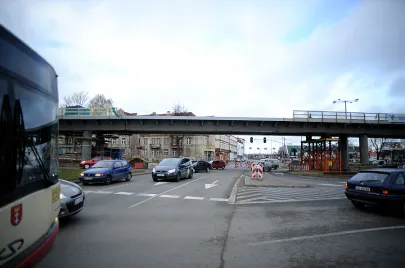 Stalowe elementy V-go etapu montażu elementów estakady nad Al. Grunwaldzką już na swoim miejscu