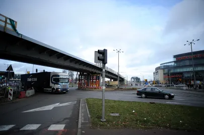 Stalowe elementy V-go etapu montażu elementów estakady nad Al. Grunwaldzką już na swoim miejscu