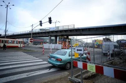 Stalowe elementy V-go etapu montażu elementów estakady nad Al. Grunwaldzką już na swoim miejscu