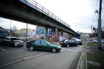 Stalowe elementy V-go etapu montażu elementów estakady nad Al. Grunwaldzką już na swoim miejscu
