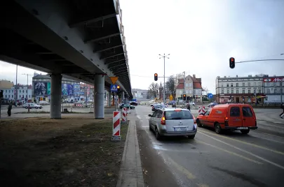 Stalowe elementy V-go etapu montażu elementów estakady nad Al. Grunwaldzką już na swoim miejscu