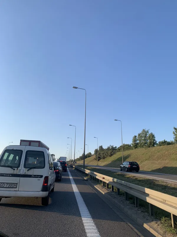Korek przed zjazdem do IKEA