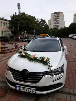 Dekoracja ślubna samochodu