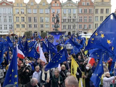 Tłum wzbiera na Długim Targu