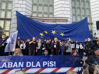 Rozpoczęła się manifestacja na Długim