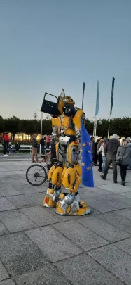 Transformers z flagą  Unii Europejskiej w Sopocie