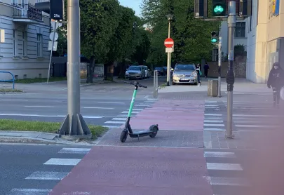 Hulajnoga na środku przejścia rowerowego w Oliwie