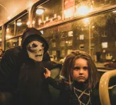 Halloweenowy tramwaj na ulicach Gdańska