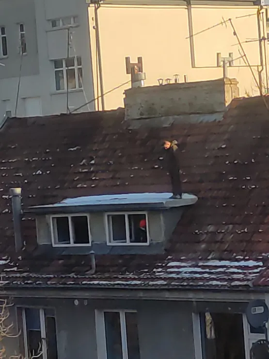 Mężczyzna na dachu ul. Wesołej na Siedlcach
