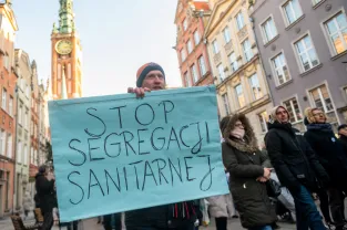 Protest przeciw przymusowym szczepieniom. Uczestnicy przeszli spod fontanny Neptuna na pl. Solidarności