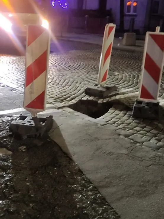 Dziura na skrzyżowaniu Starowiejskiej i Abrahama w Gdyni