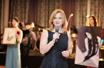 Iwona Guzowska prowadząca licytacje